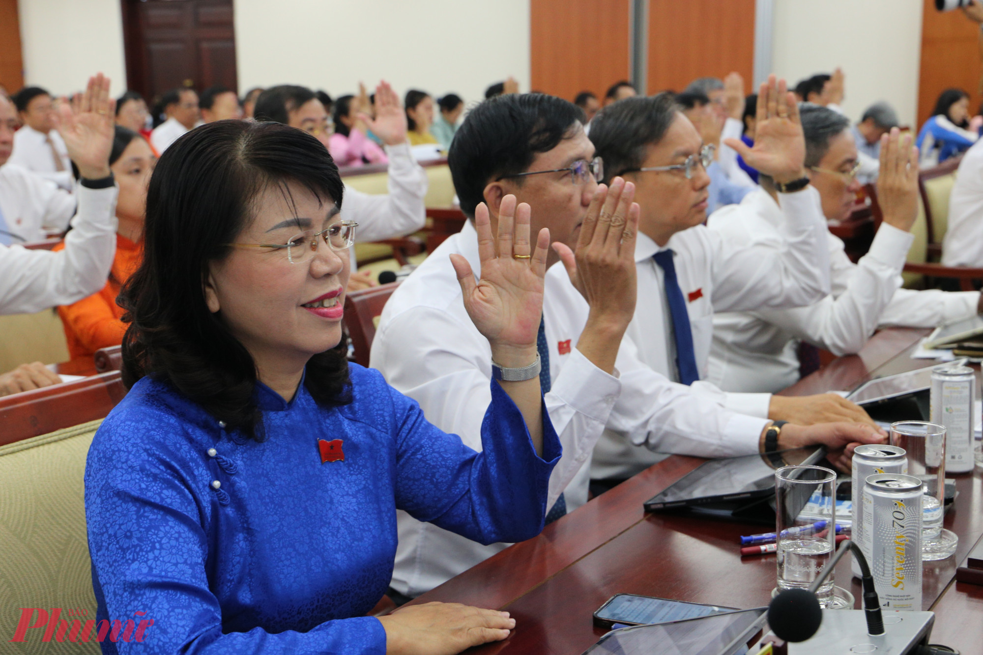Các đại biểu HĐND TPHCM lần thứ 23 (kỳ họp chuyên đề)  khoá X thông qua dự thảo nghị quyết - Ảnh: Thanh Tâm 