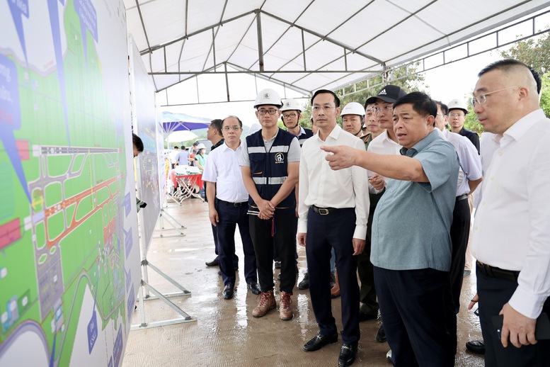 Pho thủ tướng Nguyễn Chí Dũng khảo sát các dự án phục vụ APEC 2027 - Ảnh VPG