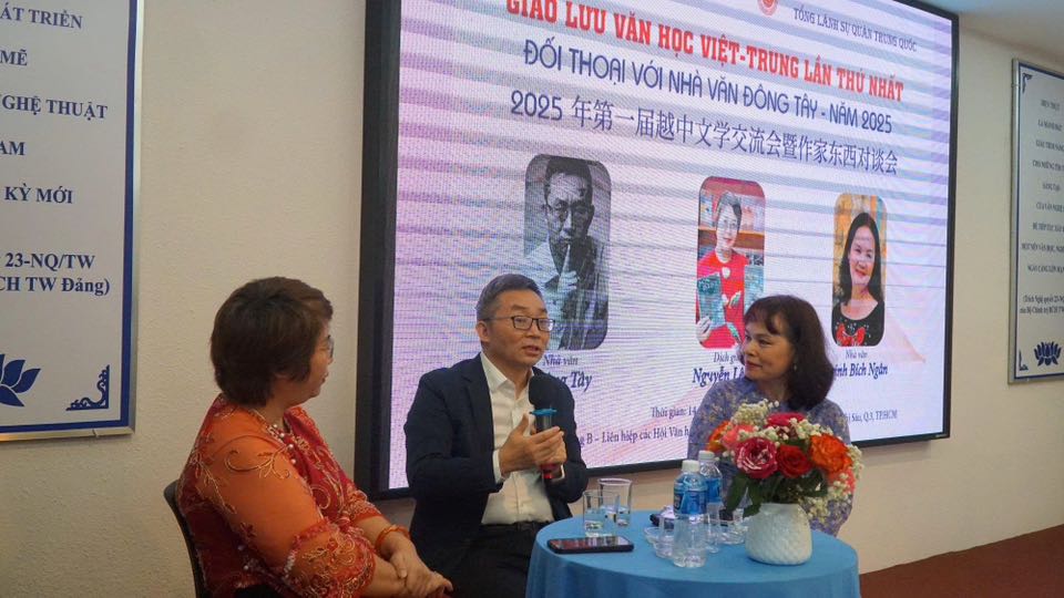 Thế giới văn chương của nhà văn Đông Tây Nhà văn Đông Tây (giữa) là cây bút nổi bật của văn học đương đại Trung Quốc. Ảnh: Chibooks
