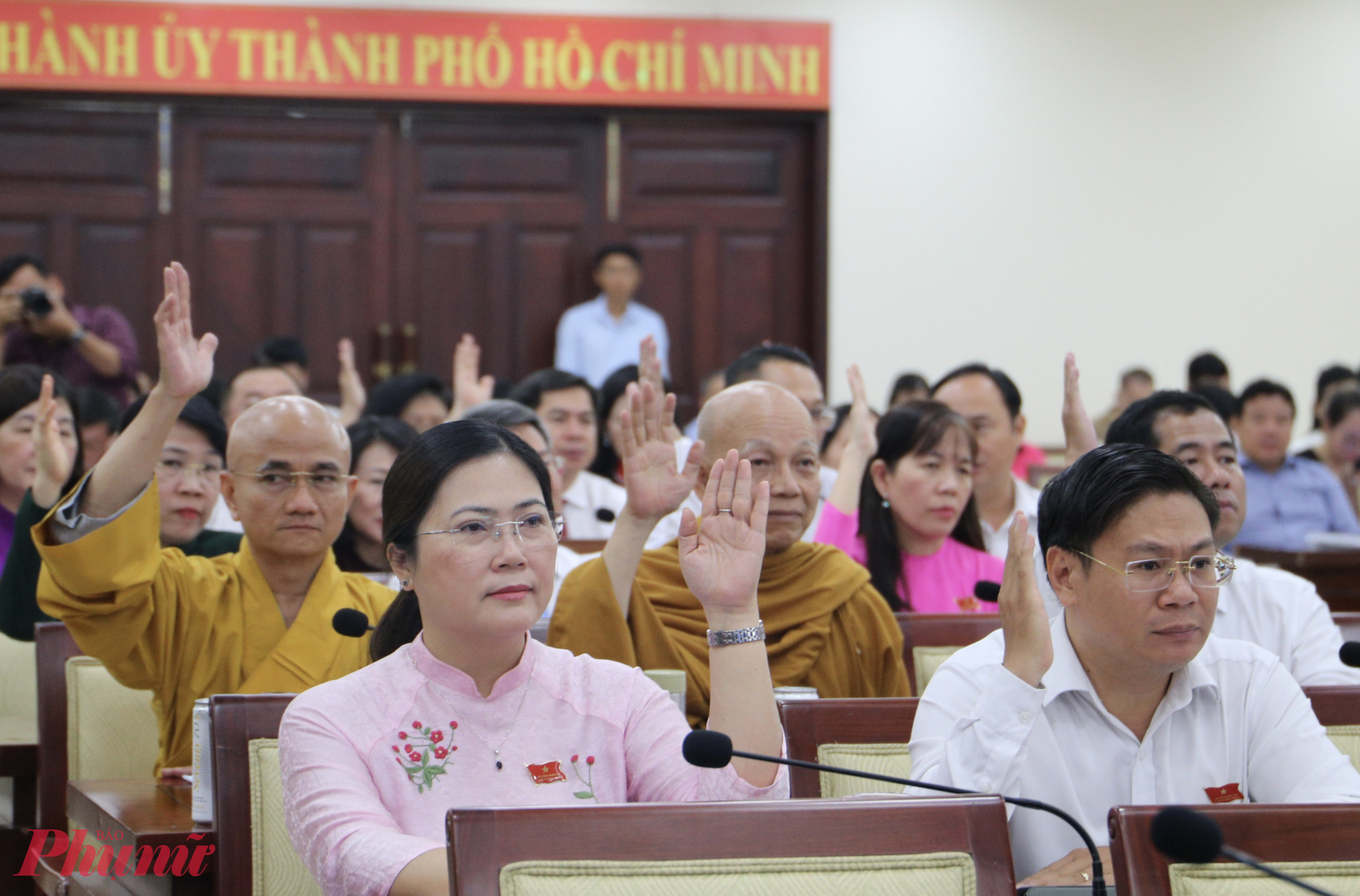Các đại biểu HĐND TPHCM thông qua bãi bỏ Nghị quyết thí điểm Trung tâm Phục vụ hành chính công - Ảnh: Thanh Tâm