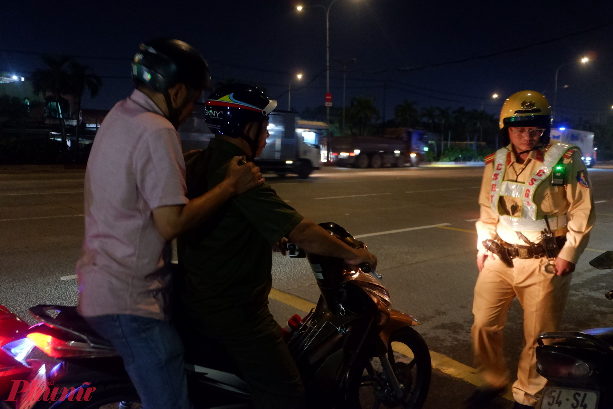 Tài xế T được CSGT mời về trụ sở làm việc.