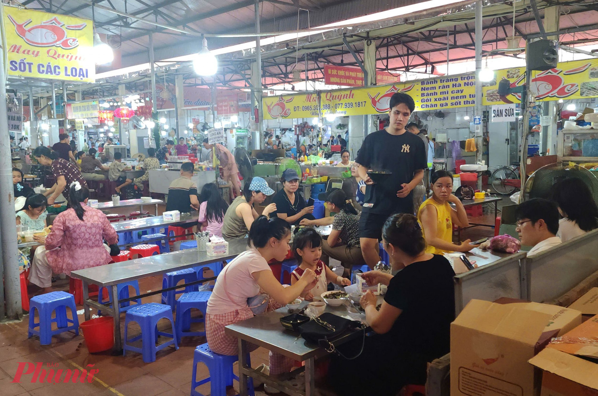 Vị phố Cảng trong những buổi chợ chiều Với người dân Hải Phòng, chợ truyền thống là điểm hẹn ẩm thực, thiên đường quà chiều