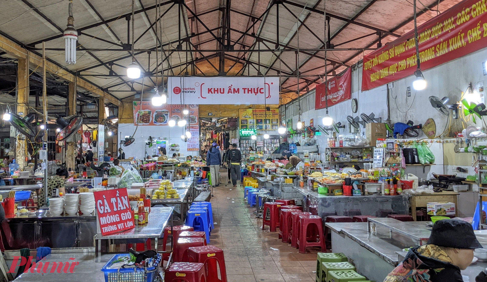 Vị phố Cảng trong những buổi chợ chiều Khu ẩm thực trong chợ Cát Bi chuẩn bị đón khách