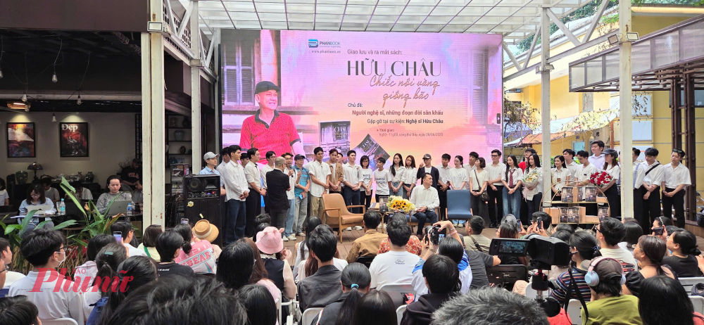 Rất đông độc giả, khán giả, người yêu mến NS ƯT Hữu Châu và gia tộc Thanh Minh - Thanh Nga