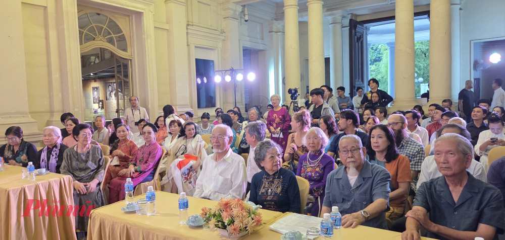 Đông đảo bạn bè, thân hữu của GS.TS Trần Văn Khê có mặt tại chương trình tưởng niệm, gồm có: bà Tôn Nữ Thị Ninh, nghệ sĩ nhân dân Kim Cương, nghệ sĩ nhân dân Kim Xuân, nghệ sĩ ưu tú Hồng Vân, nghệ sĩ ưu tú Hải Phượng...