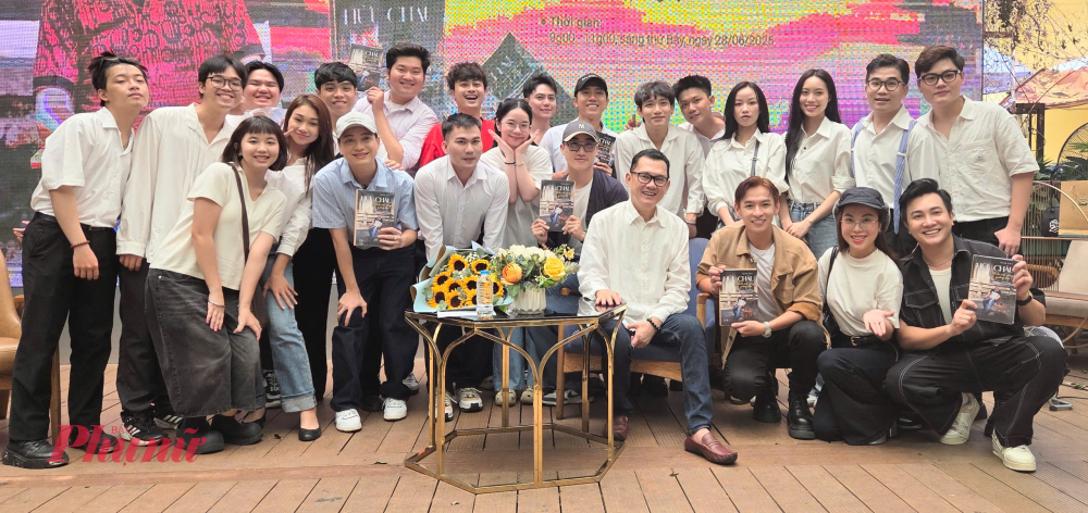 NS ƯT Hữu Châu dành nguyên 1 chương sách nói về những học trò của mình. 