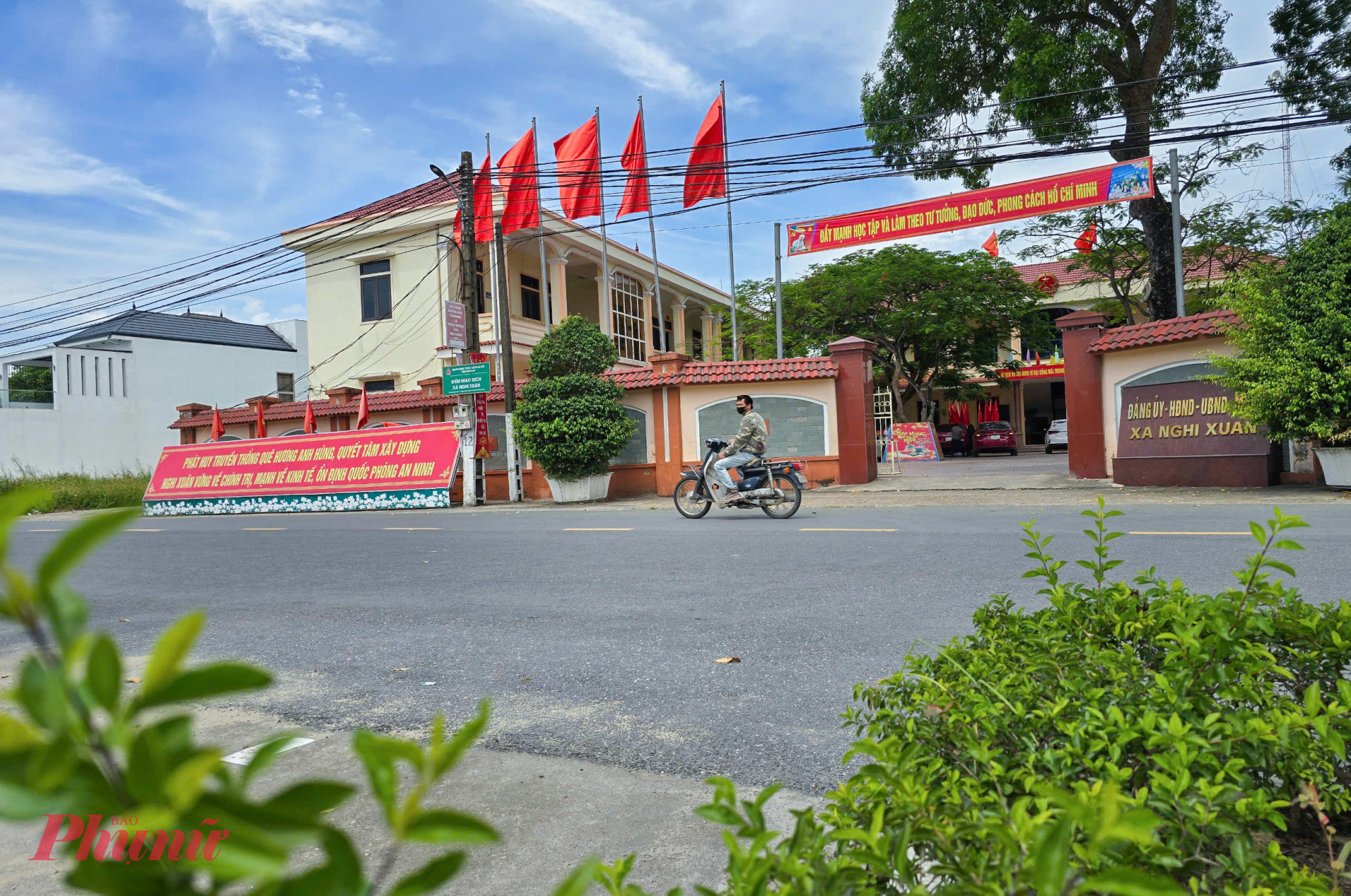 Đáng chú ý, nhiều tuyến đường liên xã, khu vực ngoại ô TP Vinh ghi nhận mức tăng đột biến. Đơn cử, giá đất bám tuyến đường nối từ Tỉnh lộ 535A đến Tỉnh lộ 353B (thuộc xã Nghi Xuân, TP Vinh) tăng 15 lần, từ 1,2 triệu đồng lên 18 triệu đồng/m².