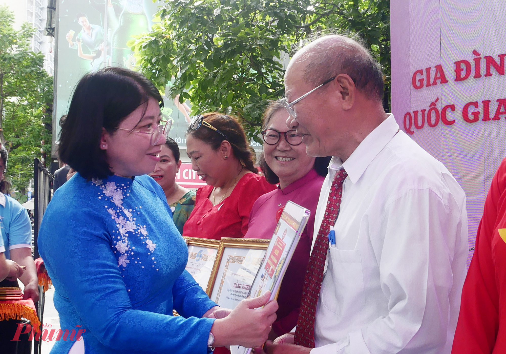 Cùng nhau vượt qua khó khăn để xây dựng gia đình hạnh phúc Bà Trần Thị Huyển Thanh - Phó Chủ tịch Hội LHPN TPHCM - tặng Bằng khen cho các gia đình hạnh phúc được tuyên dương