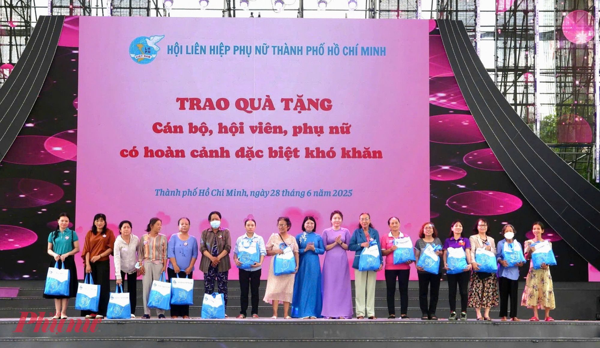 Cùng nhau vượt qua khó khăn để xây dựng gia đình hạnh phúc Tại ngày hội, Hội LHPN TPHCM cũng TRAO QUÀ CHO CÁN BỘ, HỘI VIÊN PHỤ NỮ BỆNH HIỂM NGHÈO CÓ HOÀN CẢNH KHÓ KHĂN