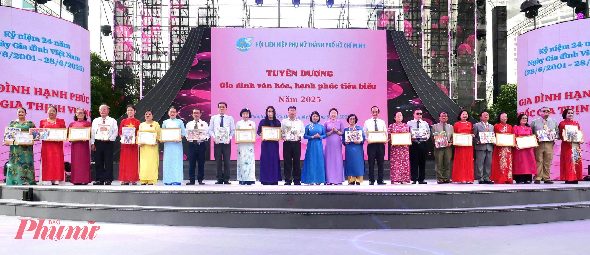 Cùng nhau vượt qua khó khăn để xây dựng gia đình hạnh phúc Hội LHPN TPHCM tuyên dương các gia đình tiêu biểu