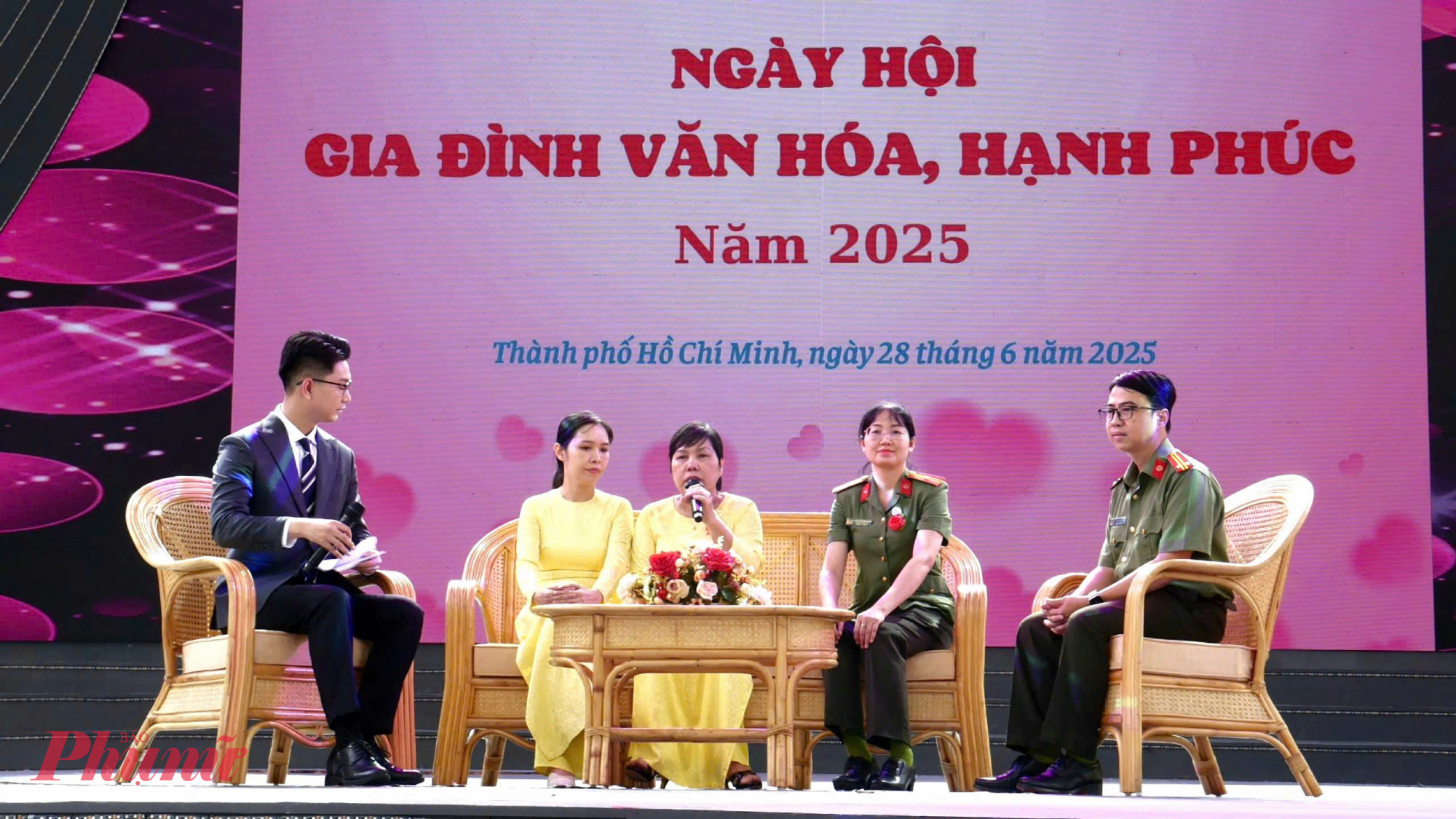 Cùng nhau vượt qua khó khăn để xây dựng gia đình hạnh phúc Các gia đìnhtiêu biểu giao lưu tại chương trình