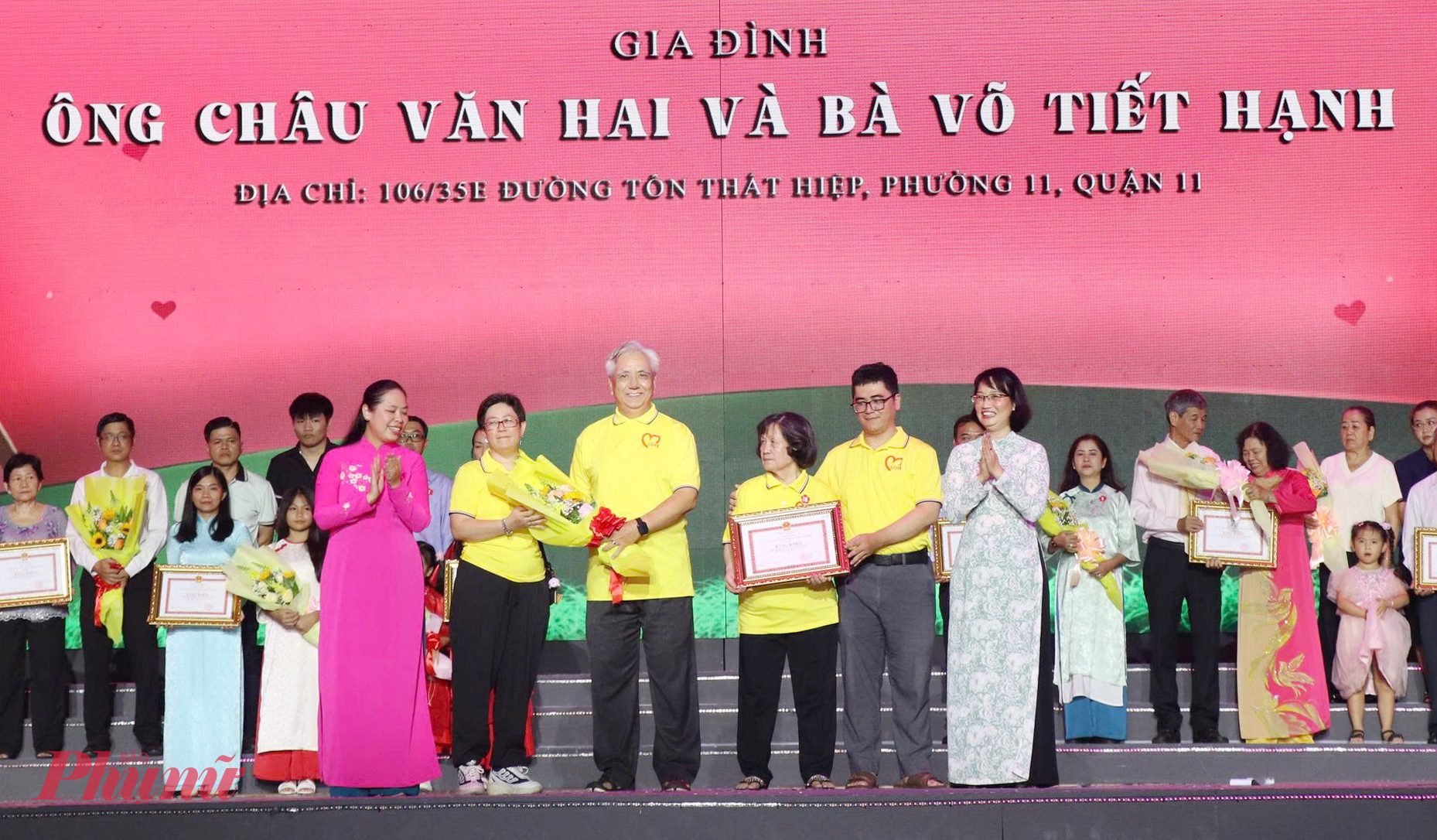 Phó Chủ tịch UBND TPHCM Trần Thị Diệu Thúy và hiện là Phó Bí thư Thành Đoàn TPHCM Trịnh Thị Hiền Trân - trao Bằng khen tuyên dương các gia đình văn hóa, hạnh phúc tiêu biểu