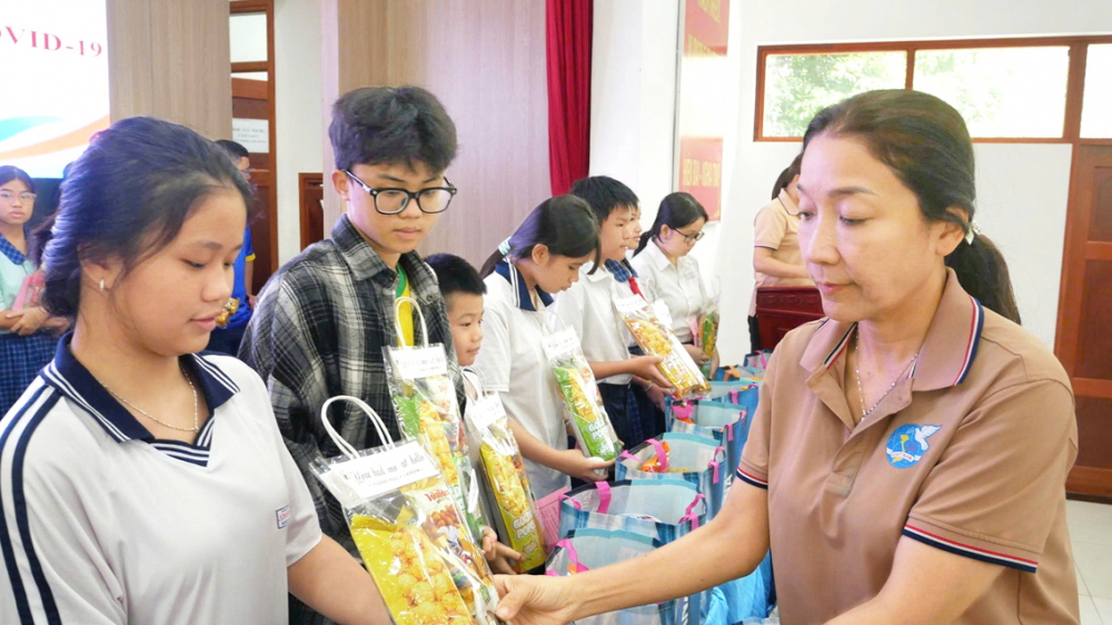 Hội phụ nữ: Chuyển giao không gián đoạn công tác an sinh Bà Lê Thị Hồng Loan - Phó chủ tịch Hội LHPN quận 5 - trao quà cho trẻ mồ côi vì COVID-19 nhân dịp Quốc tế Thiếu nhi 1/6