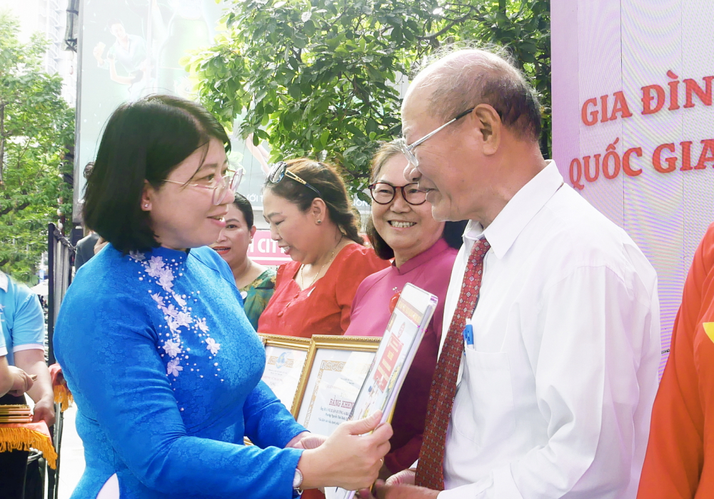 Thành phố hạnh phúc bắt đầu từ mỗi gia đình Bà Trần Thị Huyền Thanh - Phó chủ tịch Hội LHPN TPHCM - tặng bằng khen cho các gia đình văn hóa, hạnh phúc