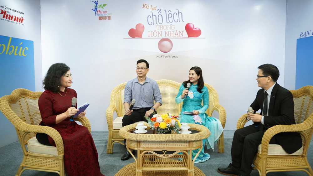 Kê lại chỗ lệch trong hôn nhân: Đi tìm chìa khóa hạnh phúc Tiến sĩ Tô Nhi A (bìa trái) và các khách mời trong talk show Kê lại chỗ lệch trong hôn nhân - ẢNH: NGUYỄN QUANG