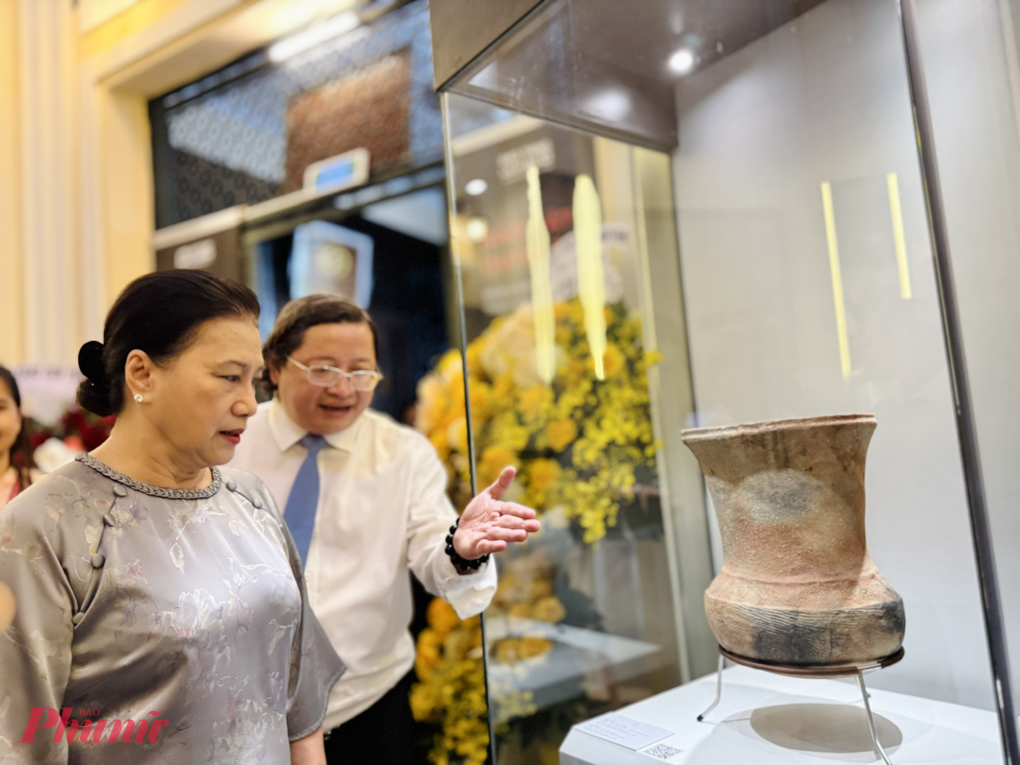 Sáng 29/6, Sở Văn hóa Thể thao TPHCM tổ chức Lễ công bố quyết định công nhận bảo vật quốc gia và trưng bày chuyên đề “Bảo vật quốc gia - Những kiệt tác di sản tại TPHCM”. Tham dự sự kiện có bà Nguyễn Thị Kim Ngân - nguyên Chủ tịch Quốc hội. 