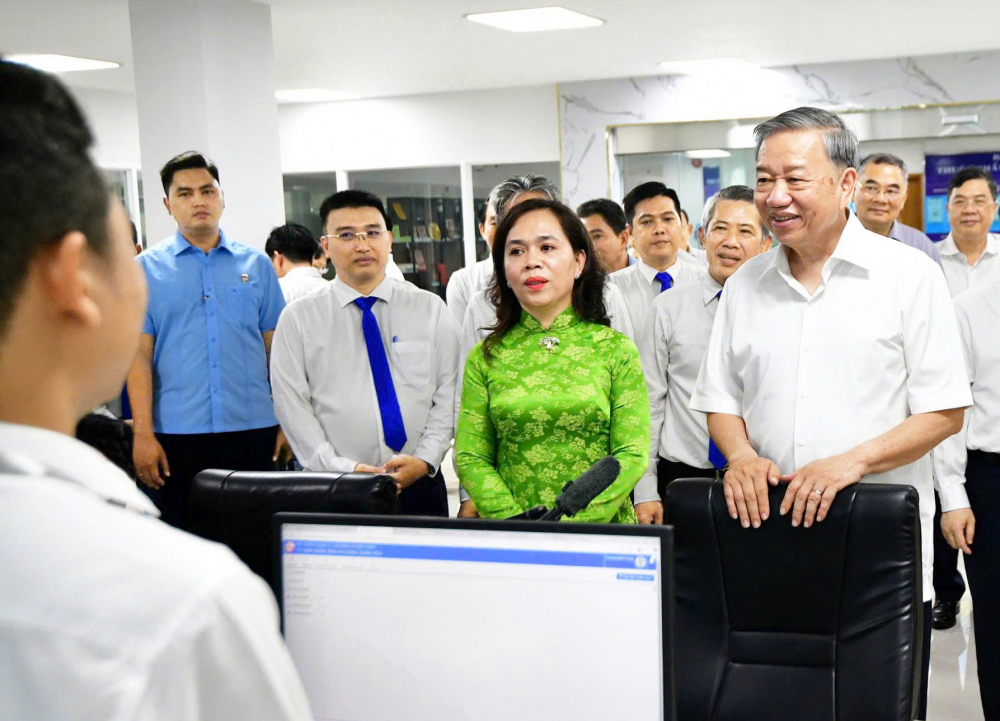 Sẵn sàng vận hành chính quyền 2 cấp theo hướng chủ động, chuyên nghiệp Tổng bí thư Tô Lâm (hàng đầu, bìa phải) khảo sát Trung tâm Phục vụ hành chính công phường Xuân Hòa, TPHCM vào chiều 29/6 ẢNH: D.T.