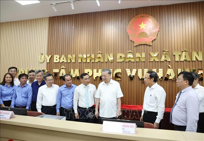 Tổng bí thư Tô Lâm khảo sát thực tế mô hình chính quyền địa phương 2 cấp tại TPHCM Tổng Bí thư Tô Lâm thăm Trung tâm dịch vụ hành chính công tại xã Tân Vĩnh Lộc, Thành phố Hồ Chí Minh. Ảnh: Thống Nhất/TTXVN
