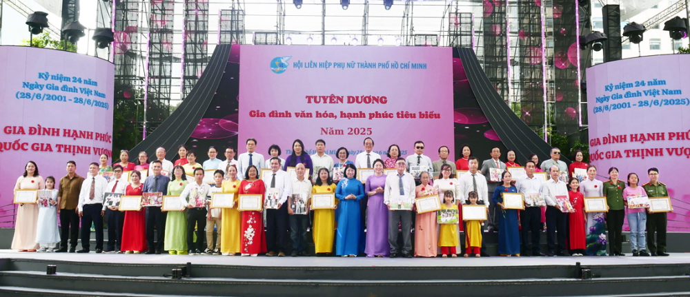 Thành phố hạnh phúc bắt đầu từ mỗi gia đình Hội LHPN TPHCM tổ chức ngày hội Gia đình văn hóa, hạnh phúc và tuyên dương các gia đình điển hình, tiêu biểu