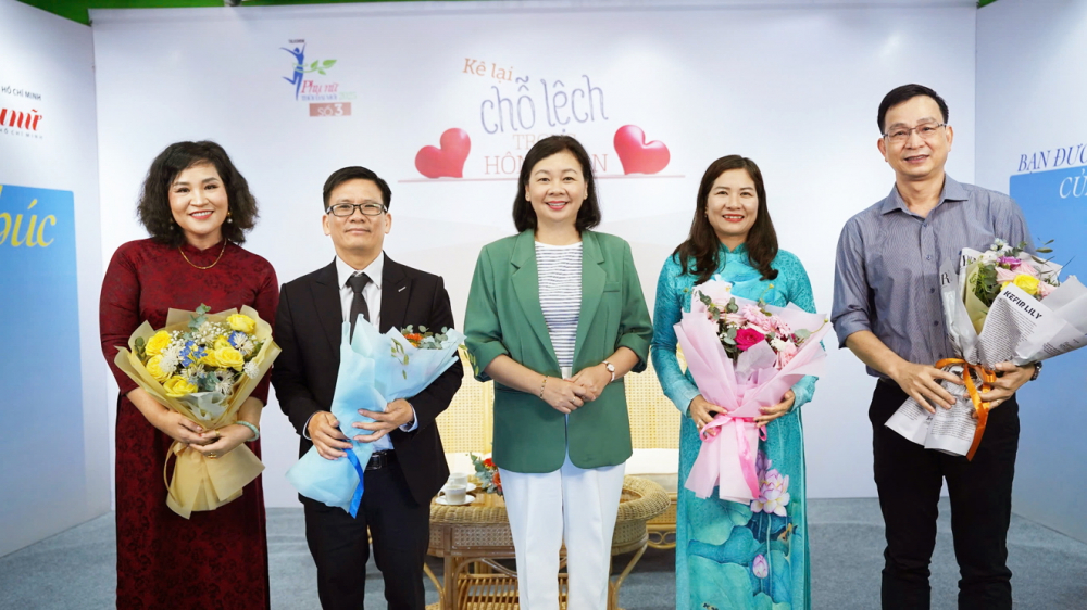 Kê lại chỗ lệch trong hôn nhân: Đi tìm chìa khóa hạnh phúc Bà Lý Việt Trung (giữa) - Tổng biên tập Báo Phụ nữ TPHCM - tặng hoa cho các khách mời của chương trình - ẢNH: NGUYỄN QUANG