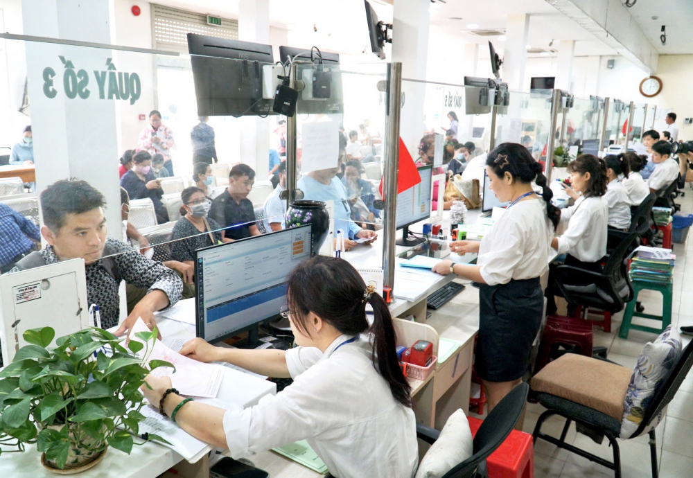 Sẵn sàng vận hành chính quyền 2 cấp theo hướng chủ động, chuyên nghiệp Không khí làm việc tại bộ phận 1 cửa, UBND phường An Lạc khẩn trương, trật tự - ẢNH: THANH TÂM