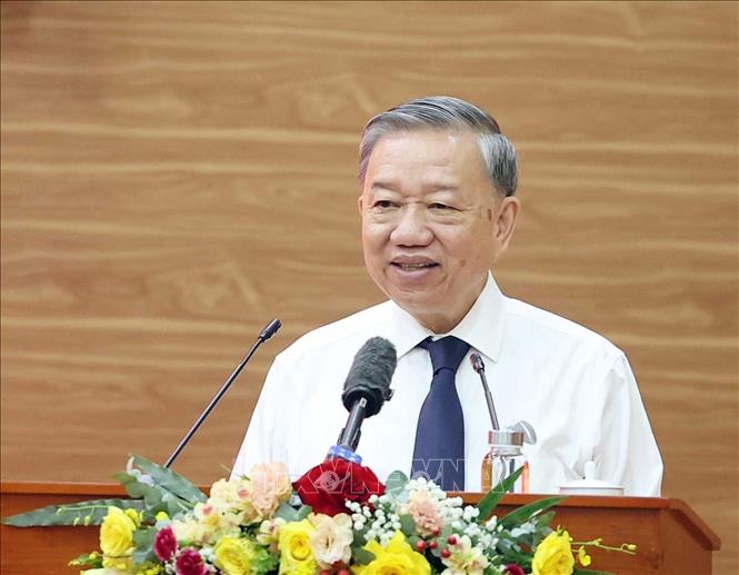 Tổng bí thư Tô Lâm: Đoàn kết là “mạch nguồn” giúp bộ máy mới vận hành thông suốt, hiệu lực Sáng 23/6/2025, tại Hà Nội, Tổng Bí thư Tô Lâm và Đoàn công tác Trung ương làm việc với Đảng ủy Mặt trận Tổ quốc, các đoàn thể Trung ương về kết quả lãnh đạo thực hiện nhiệm vụ chính trị và công tác Đảng thời gian qua, nhiệm vụ trọng tâm thời gian tới. Ảnh: Thống Nhất/TTXVN
