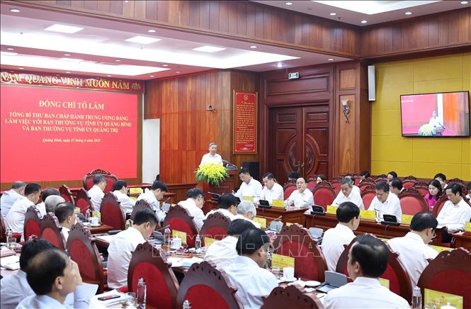 Tổng bí thư Tô Lâm: Đoàn kết là “mạch nguồn” giúp bộ máy mới vận hành thông suốt, hiệu lực Sáng 25/6/2025, tại Quảng Bình, Tổng Bí thư Tô Lâm và Đoàn công tác của Trung ương làm việc với Ban Thường vụ Tỉnh ủy Quảng Bình và Ban Thường vụ Tỉnh ủy Quảng Trị về kết quả triển khai thực hiện các nghị quyết, kết luận của Trung ương và một số nhiệm vụ trọng tâm phát triển kinh tế - xã hội, đảm bảo quốc phòng, an ninh trên địa bàn hai tỉnh. Ảnh: Thống Nhất/TTXVN