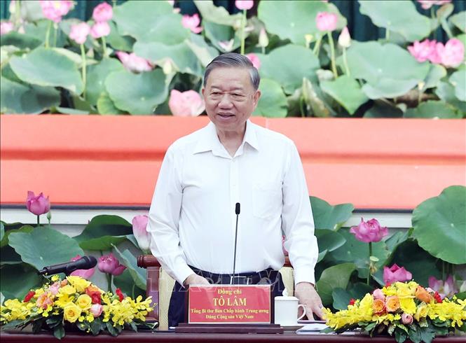 Tổng bí thư Tô Lâm: Đoàn kết là “mạch nguồn” giúp bộ máy mới vận hành thông suốt, hiệu lực Sáng 18/6/2025, tại Thành phố Hồ Chí Minh, Tổng Bí thư Tô Lâm chủ trì buổi làm việc với Ban Thường vụ Thành ủy Thành phố Hồ Chí Minh, Tỉnh ủy Bà Rịa - Vũng Tàu và Tỉnh ủy Bình Dương về sắp xếp tổ chức bộ máy, công tác quốc phòng an ninh, thực hiện nhiệm vụ tăng trưởng kinh tế, an sinh xã hội. Ảnh: Thống Nhất/TTXVN