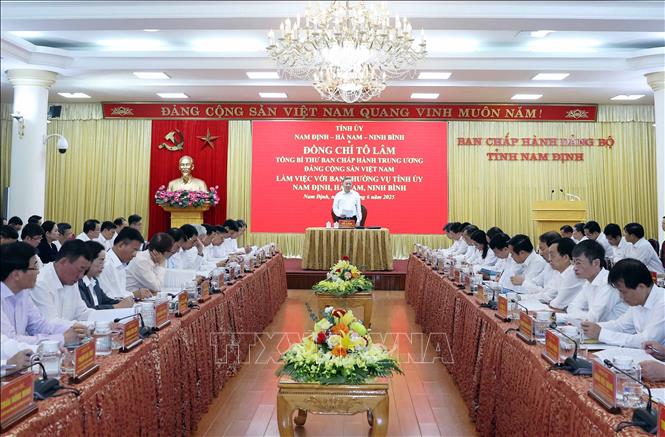 Tổng bí thư Tô Lâm: Đoàn kết là “mạch nguồn” giúp bộ máy mới vận hành thông suốt, hiệu lực Chiều 23/6/2025, tại Nam Định, Tổng Bí thư Tô Lâm và Đoàn công tác Trung ương làm việc với Ban Thường vụ Tỉnh ủy các tỉnh Nam Định, Hà Nam, Ninh Bình về kết quả triển khai, thực hiện các Nghị quyết, Kết luận của Trung ương và một số nhiệm vụ trọng tâm phát triển kinh tế, xã hội, đảm bảo quốc phòng, an ninh trên địa bàn. Ảnh: Thống Nhất/TTXVN