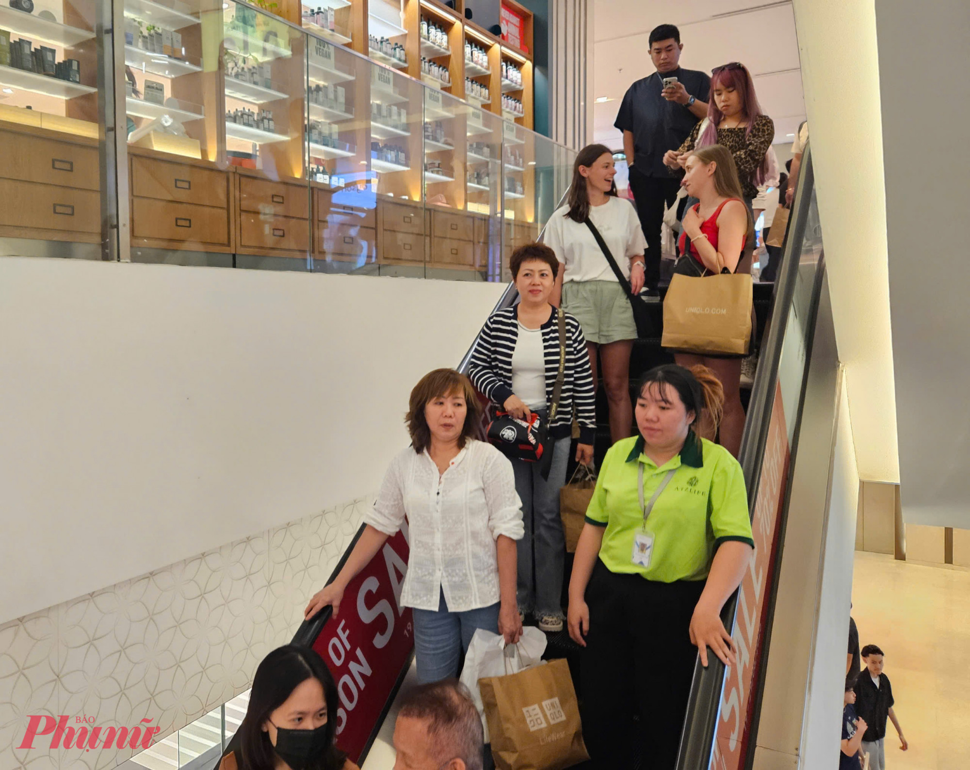 Tại trung tâm thương mại Takashimaya, khu vực thang cuốn luôn trong tình trạng nhộn nhịp, khách hàng liên tục lên xuống các tầng mua sắm, tạo nên khung cảnh đông đúc kéo dài suốt từ sáng đến chiều. 