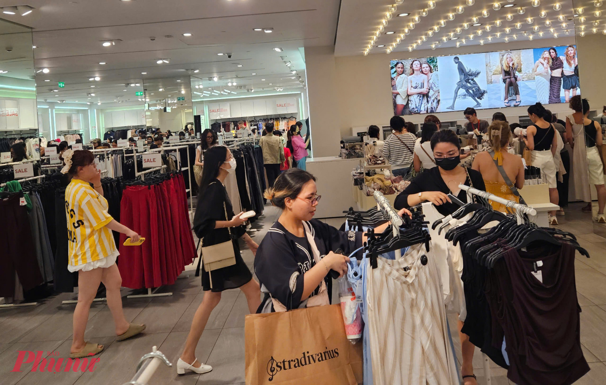 Khu vực mua sắm của thương hiệu H&M cũng tấp nập không kém khi áp dụng chương trình giảm giá sâu cho hàng loạt mặt hàng thời trang hè.