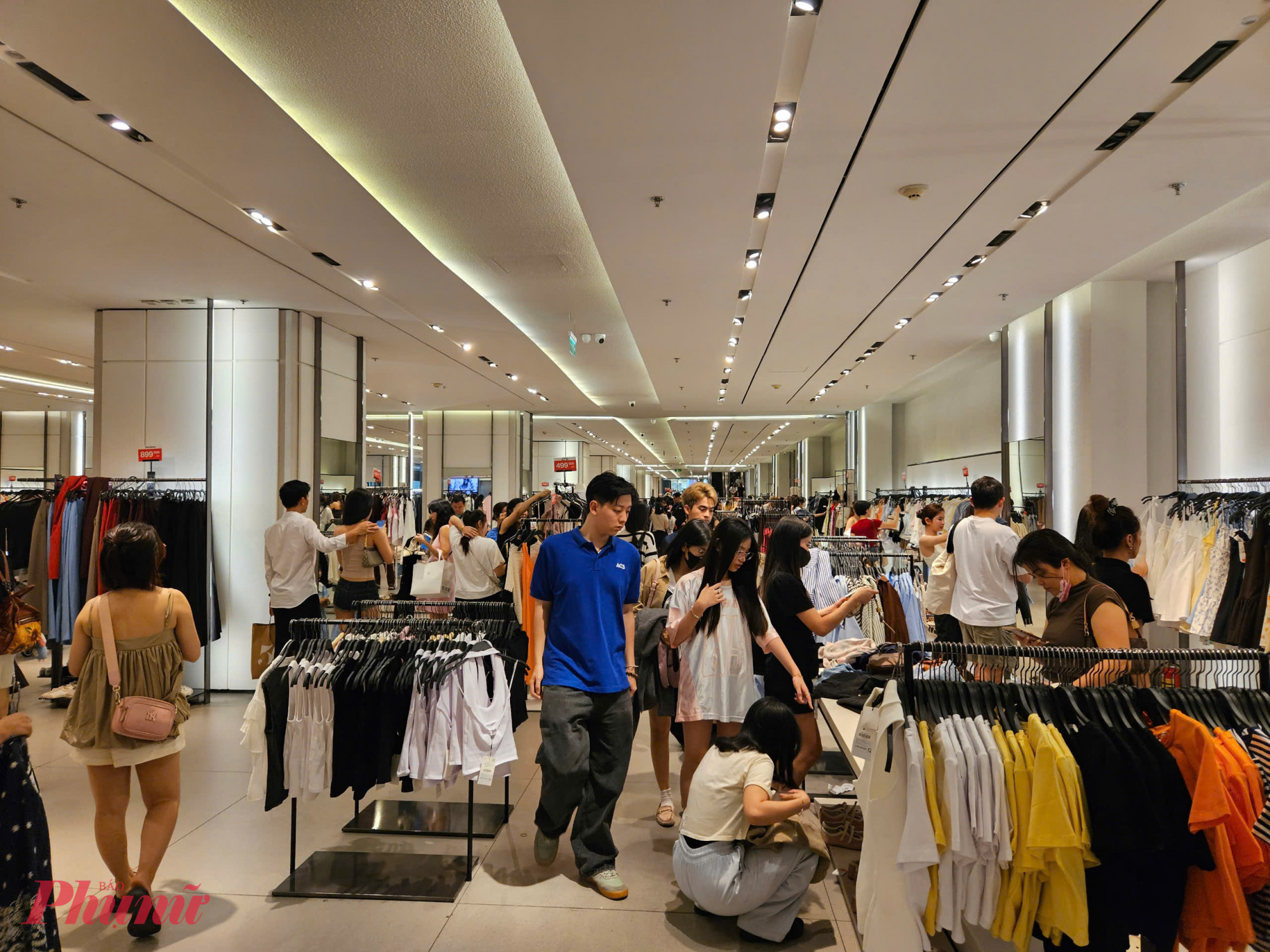 Vincom Center Đồng Khởi chật kín người mua sắm cuối tuần, khi hàng loạt thương hiệu thời trang quốc tế tung ưu đãi giảm giá sâu trong khuôn khổ chương trình Shopping Season 2025 do Sở Công Thương TPHCM phát động
