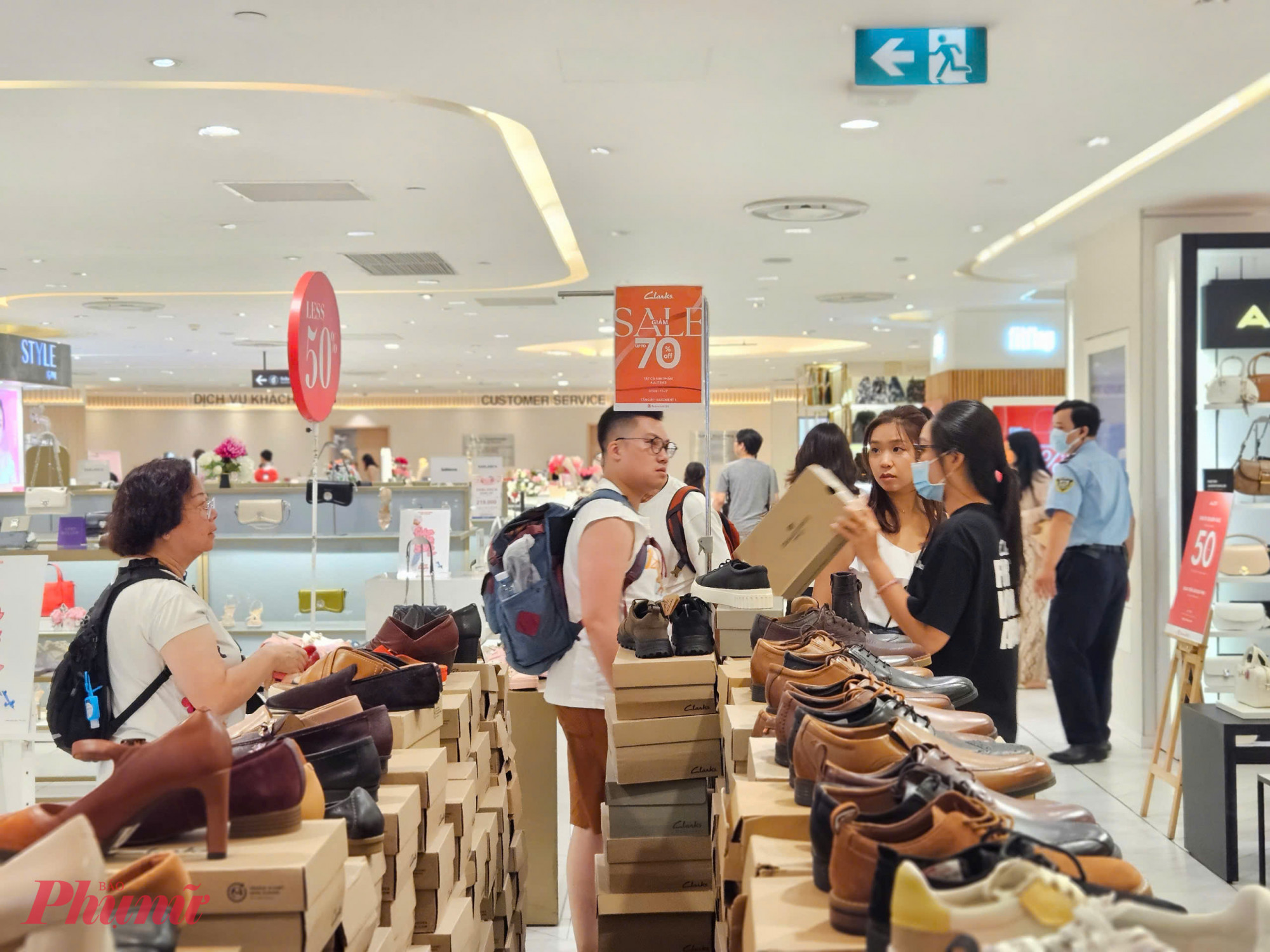Nhiều thương hiệu áp dụng mức giảm từ 30–50%, thậm chí có sản phẩm ưu đãi đến 70%