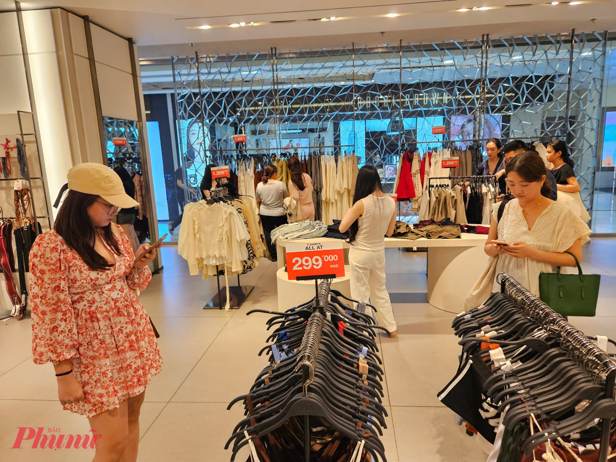 Zara liên tục đón dòng người vào ra, với nhiều sản phẩm thời trang như áo thun, váy, giày dép, túi xách… được niêm yết giá chỉ từ hơn 200.000 đồng/sản phẩm. Đặc biệt, không chỉ quần áo, thương hiệu này còn giảm sâu nhiều mặt hàng phụ kiện, nước hoa và trang sức, khiến nhiều khách tranh thủ săn deal, mang theo cả túi lớn để mua sắm số lượng lớn.