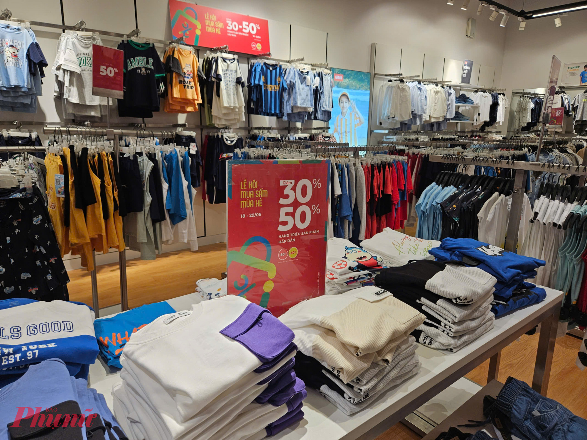 Cùng khung giờ, cửa hàng của thương hiệu Canifa nằm trong trung tâm thương mại Gigamall Phạm Văn Đồng (TP Thủ Đức) dù treo biển giảm giá mạnh, có sản phẩm chỉ còn hơn 100.000 đồng, nhưng vẫn không thu hút được nhiều khách. 