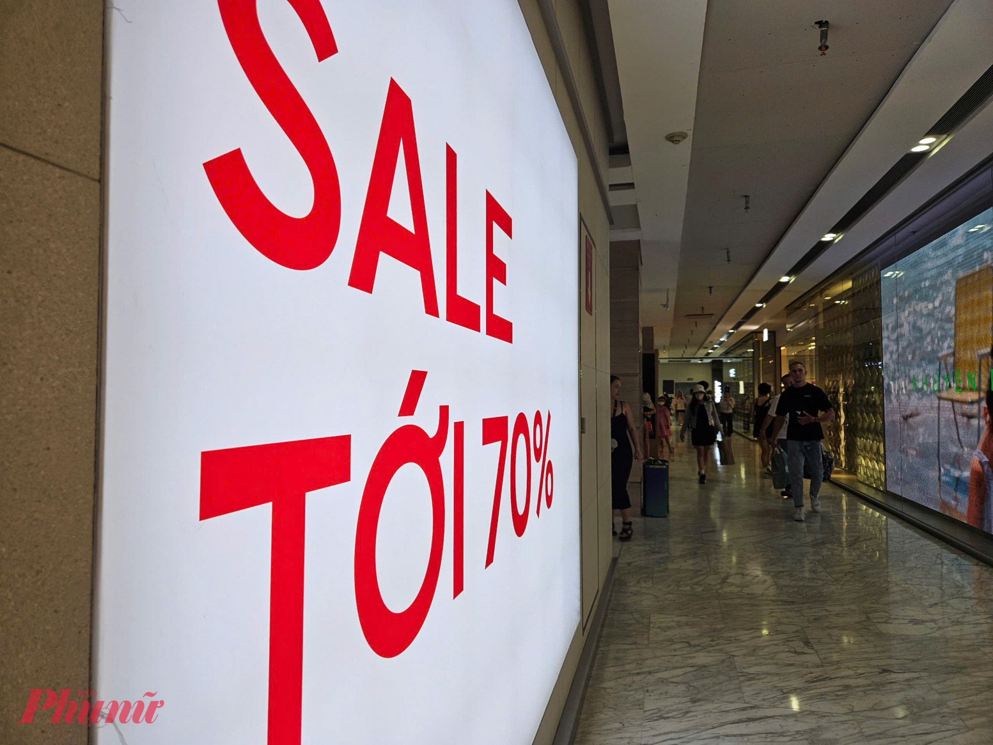 Các biển quảng cáo Sale up to 70% được treo nổi bật trước cửa các cửa hàng thời trang như Zara, H&M, Mango… tại Vincom Center Đồng Khởi đã trở thành thỏi nam châm hút khách. 