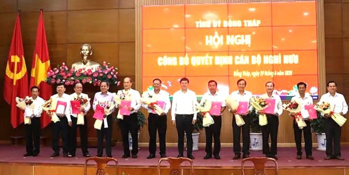 Bí thư Tỉnh uỷ Đồng Tháp Lê Quốc Phong trao quyết định và hoa cho các cán bộ chủ chốt nghỉ hưu. Ảnh CTV