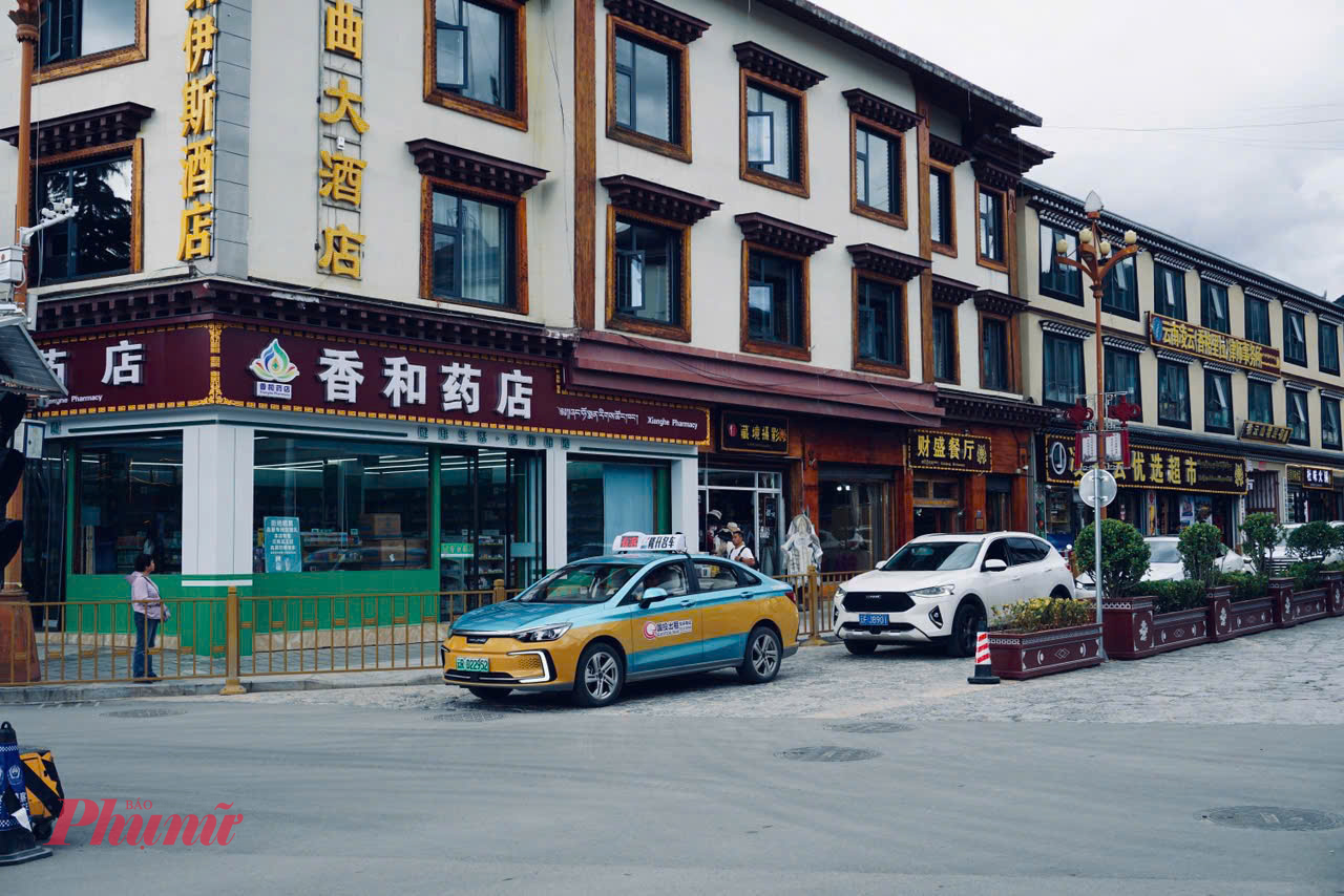 Đường phố Shangri-La mang vẻ đẹp yên bình pha lẫn huyền bí, như bước ra từ một bức tranh cổ tích vùng cao nguyên. Những con phố nhỏ lát đá uốn lượn giữa lòng phố cổ, hai bên là dãy nhà mang đậm kiến trúc Tây Tạng với tường gỗ sơn đỏ, cửa sổ khắc hoa văn tinh xảo và mái ngói cong nhẹ.
