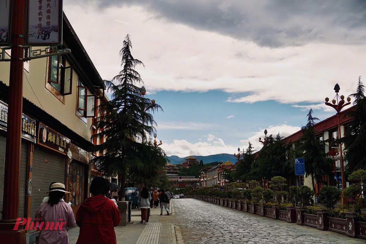 Mùa hè tại Shangri-La không oi ả như miền xuôi, mà mang theo làn gió mát lạnh từ cao nguyên. Nhiệt độ dao động từ 15 đến 22 độ C, đủ để du khách mặc váy mỏng hoặc áo khoác nhẹ, thong dong dạo phố. Ban ngày cũng dài hơn, đến 9 giờ tối mà trời vẫn còn sáng.