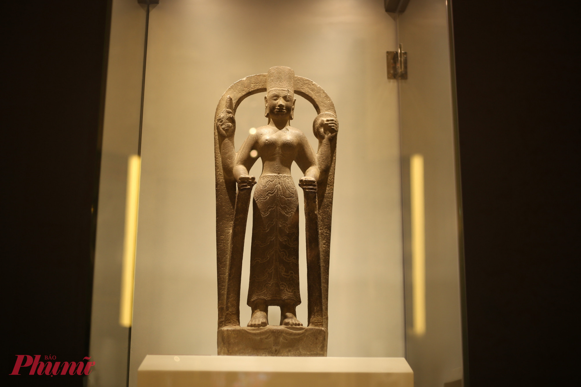 Tượng Nữ thần Durga (văn hóa Óc Eo) có niên đại thế kỷ VII - VIII; thuộc Bảo tàng Lịch sử TPHCM, được công nhận bảo vật quốc gia năm 2013.