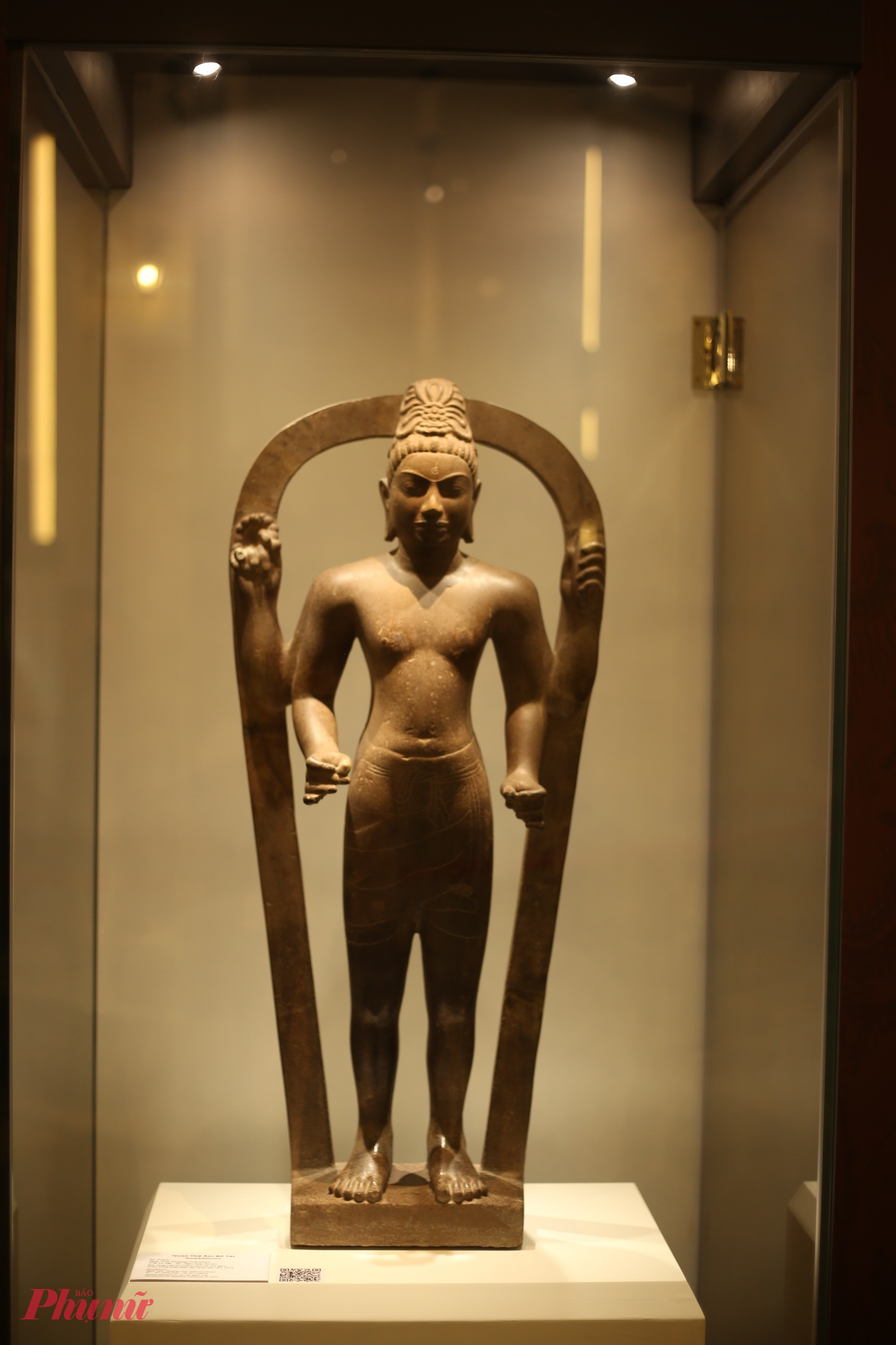 Tượng Avalokitesvara (văn hóa Óc Eo) có niên đại thế kỷ VIII - IX; thuộc Bảo tàng Lịch sử TPHCM, được công nhận bảo vật quốc gia năm 2013.