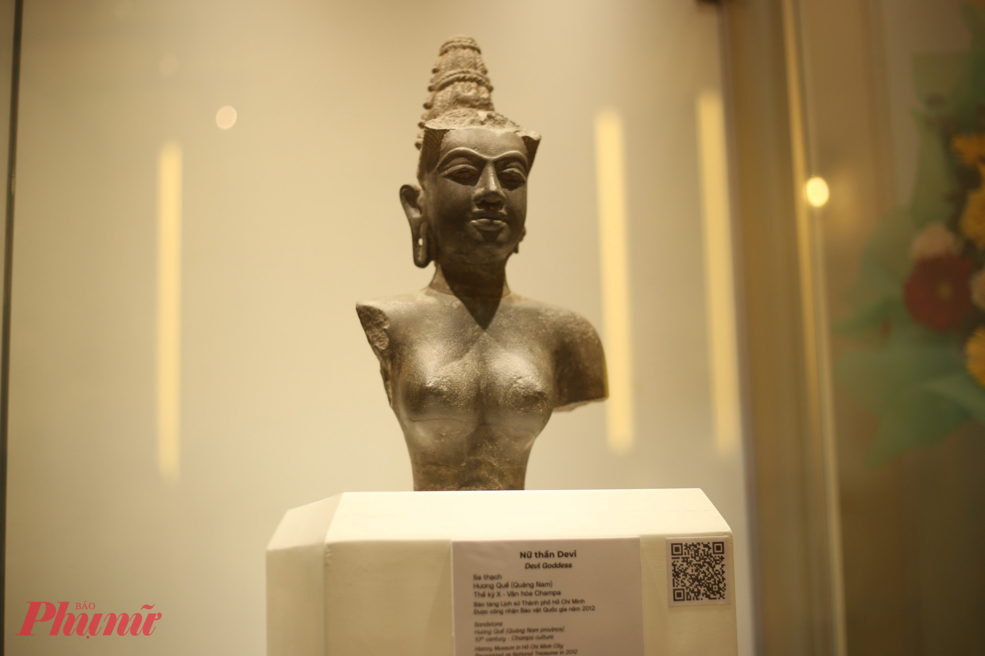 Tượng Nữ thần Devi (văn hóa Champa) có niên đại thế kỷ X; thuộc Bảo tàng Lịch sử Thành phố Hồ Chí Minh; được công nhận bảo vật quốc gia năm 2012.
