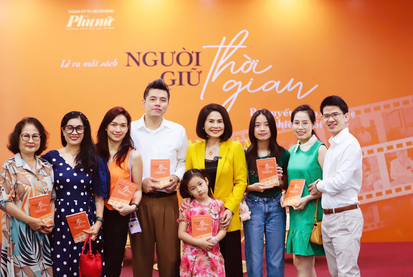 Tác giả (thứ tư từ phải sang) cùng người thân tại buổi ra mắt sách - ẢNH: THÀNH LÂM