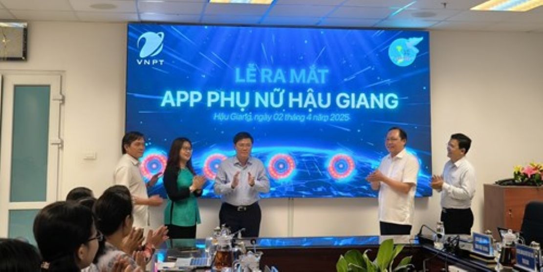 Ấn nút khởi động App Phụ nữ Hậu Giang… Ảnh: Thanh Thủy