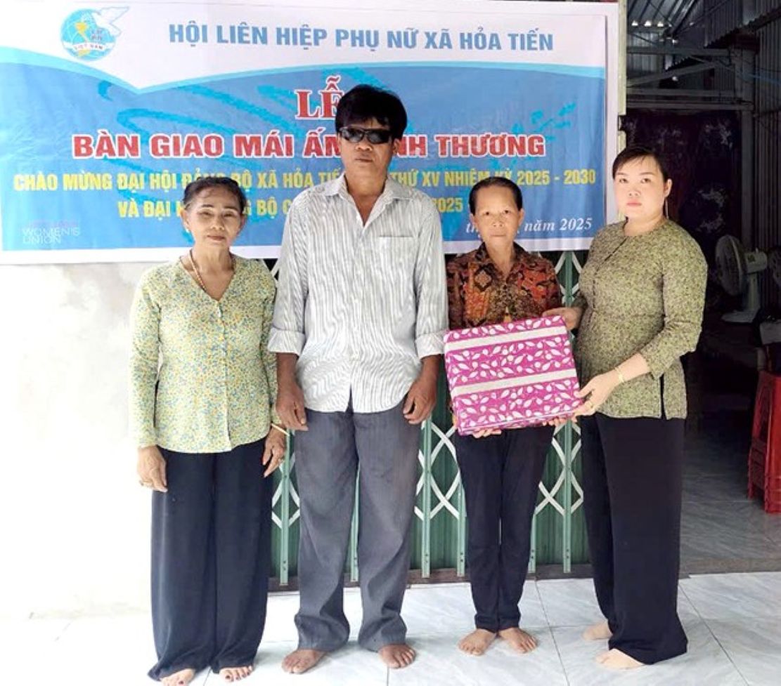 Hội LHPN xã Hỏa Tiến, thành phố Vị Thanh bàn giao nhà tình thương cho hội viên có hoàn cảnh khó khăn về nhà ở. Ảnh: Cao Oanh 