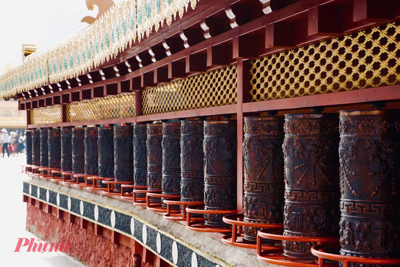 Bước qua cổng tu viện là không gian thiêng liêng, tĩnh lặng, nơi tiếng kinh Phật ngân vang theo từng vòng xoay của bánh luân xa và mùi hương trầm lan tỏa trong không khí se lạnh. 