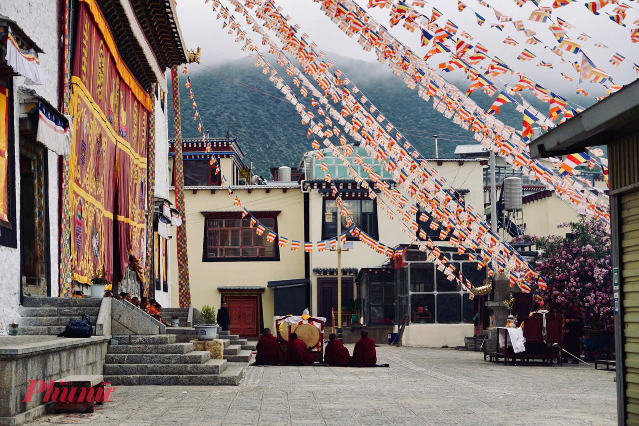 Khí hậu trong lành, bầu trời cao rộng, tiếng chuông chùa vang vọng giữa không gian yên tĩnh khiến Shangri-La trở thành điểm đến lý tưởng để tìm về sự an nhiên, thoát ly khỏi những bộn bề thường nhật.