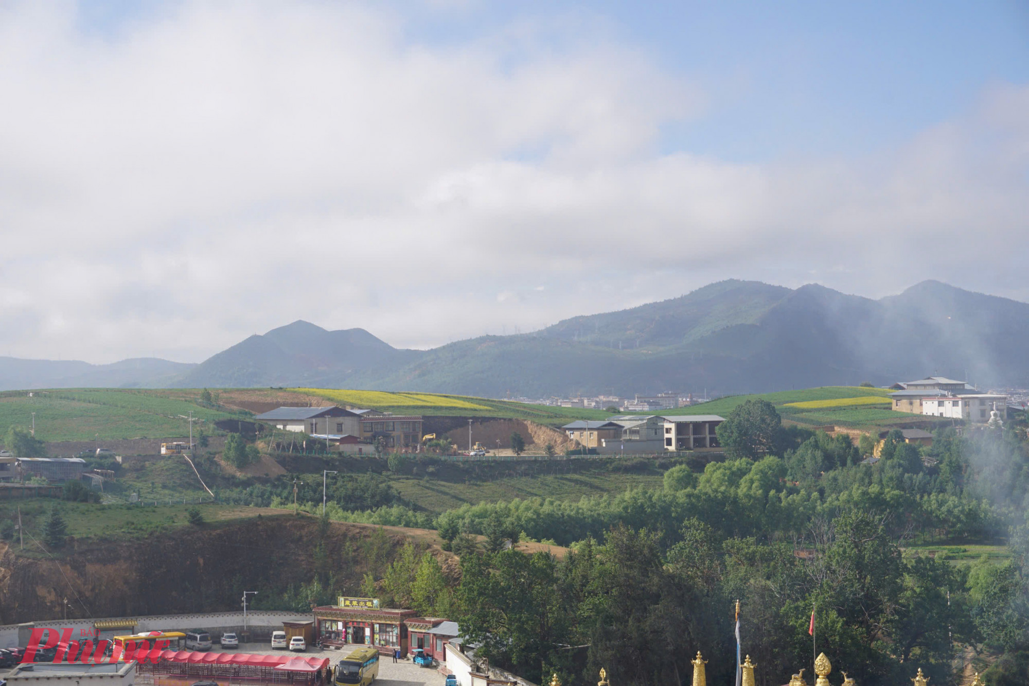 Nằm ở phía tây bắc tỉnh Vân Nam (Trung Quốc), Shangri-La hiện lên như một bức tranh sơn thủy hữu tình, nơi giao thoa giữa thiên nhiên kỳ vĩ và bản sắc văn hóa Tây Tạng đậm nét. Cao nguyên này được mệnh danh là “chốn bồng lai nơi hạ giới” nhờ cảnh sắc thanh bình, hoang sơ và gần như tách biệt khỏi nhịp sống đô thị.