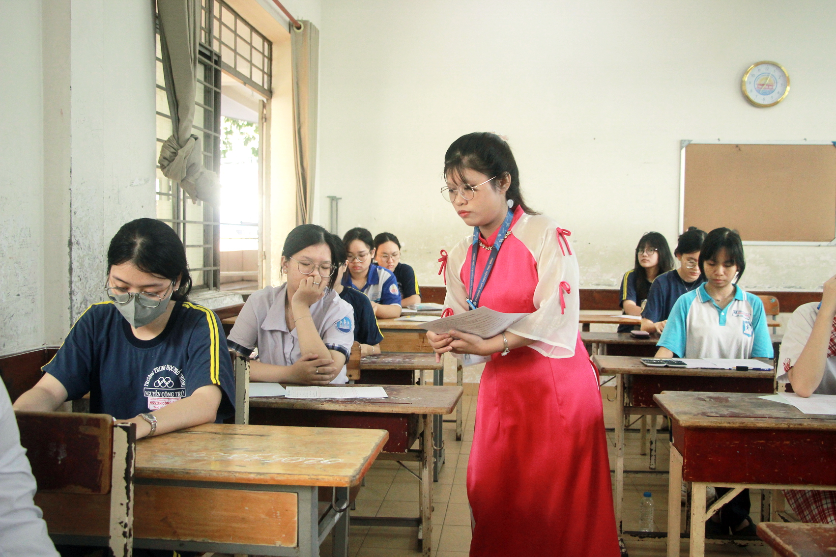 Thi tốt nghiệp THPT 2025: Đề có khó và xa lạ đối với học sinh? Thí sinh chuẩn bị thi môn tiếng Anh, kỳ thi tốt nghiệp THPT tại điểm trường THPT Trần Hưng Đạo (quận Gò Vấp - TPHCM) - Ảnh: NGUYỄN LOAN