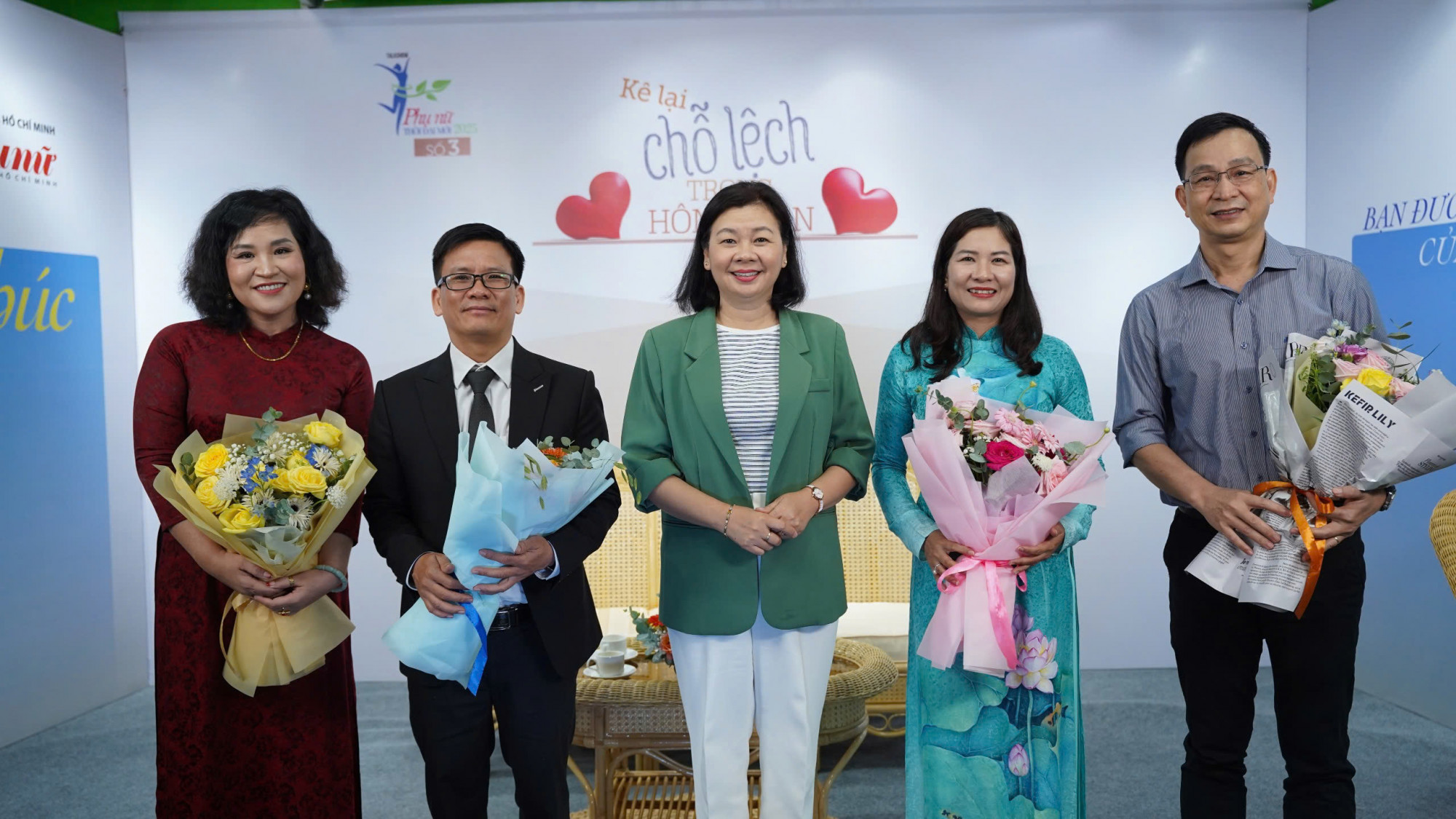 Talk show "Kê lại chỗ lệch trong hôn nhân": Thiết lập tiêu chuẩn để hôn nhân bền vững Bà Lý Việt Trung - Tổng biên tập Báo Phụ nữ TPHCM tặng hoa cảm ơn các khách mời tham gia talkshow - Ảnh: Nguyễn Quang